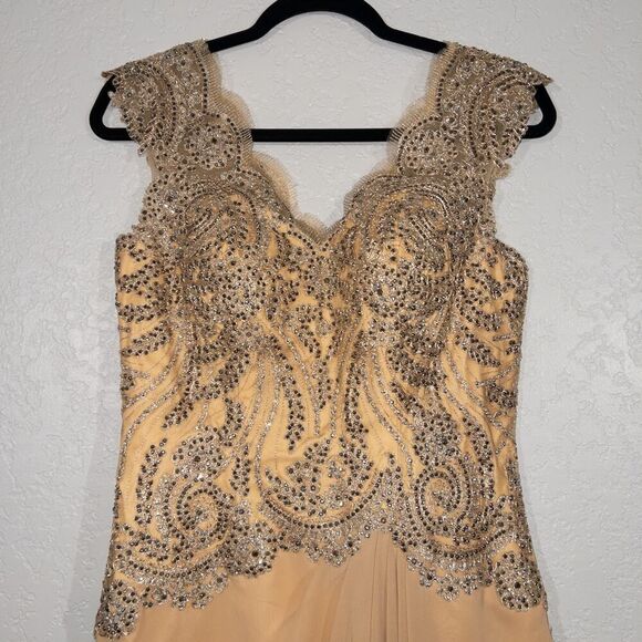 NWT Abby Paris Beige Beaded Scalloped V-Neck‎ Long Evening Gown Size 4W - Picture 3 of 11